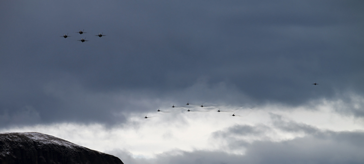 Cztery Hornety, osiem F-5 i… coś za nimi na końcu!