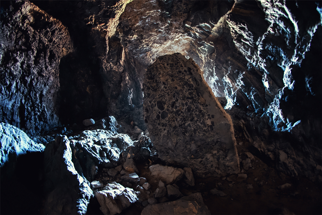 Wnętrze jaskini przy Caleta Negra