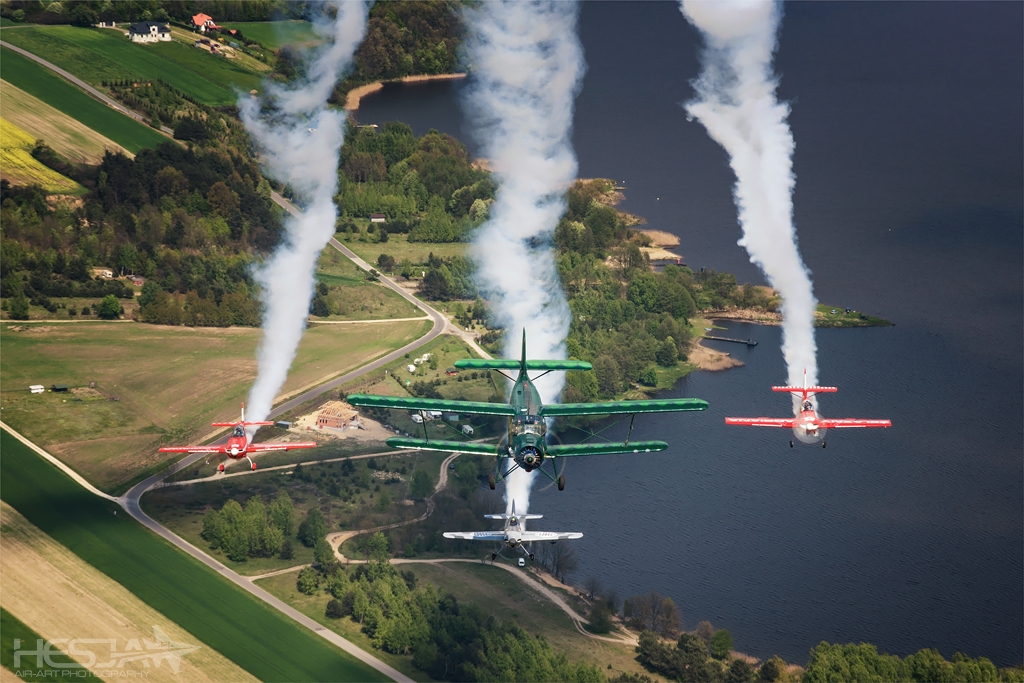 Wyjątkowa formacja: An-2 Wiedeńczyk, Grupa Akrobacyjna Żelazny (Zlin Z-50 i Extra 330) oraz XtremeAir XA41