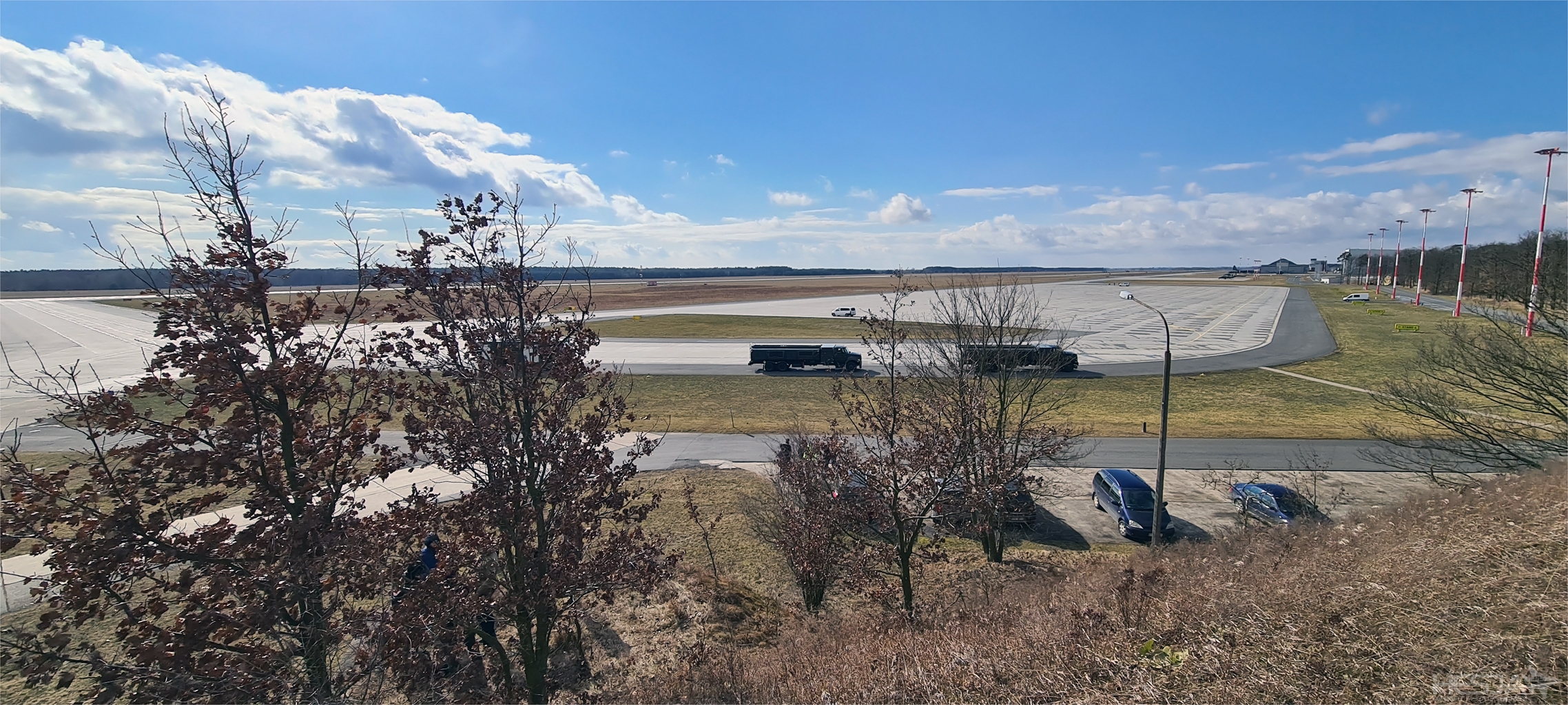 Widok na lotnisko z miejscówki na schrono-hangarze