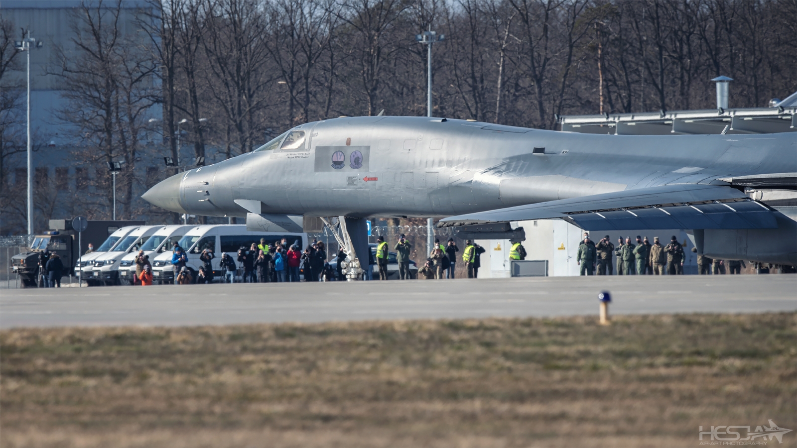 B-1B kołuje przed oficjalnymi delegacjami i przedstawicielami mediów