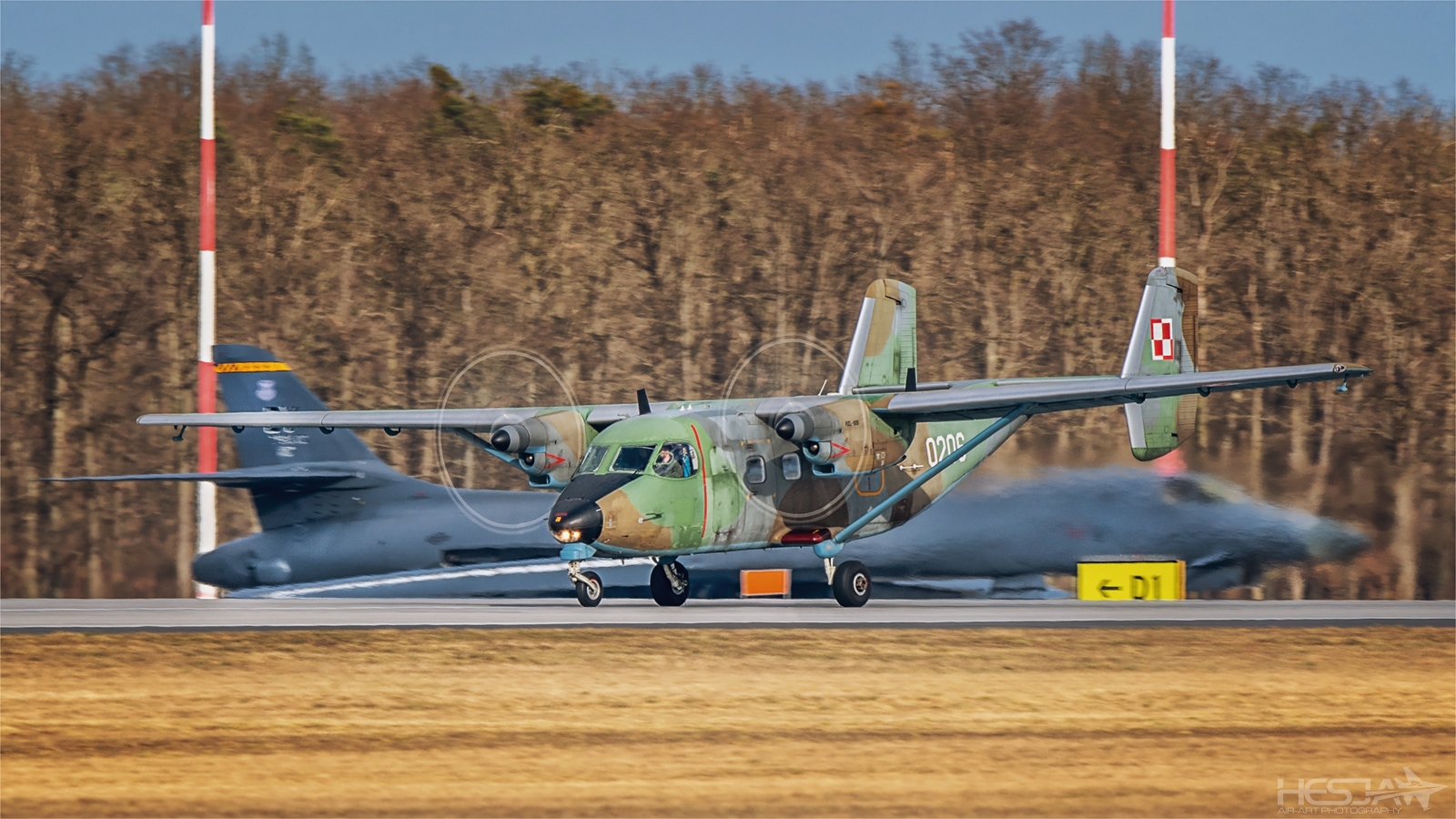 Lądująca Bryza z B-1B w tle :)