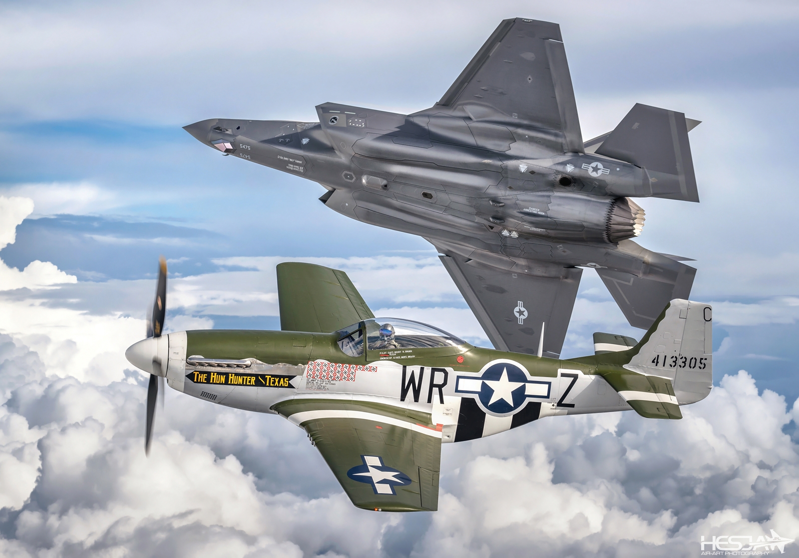 Marzec/March 10.09.2022. Air-to-Air shoot with Aviation PhotoCrew during Sanicole Airshow. U.S. Air Force Heritage Flight with F-35A Lightning II and North American P-51D Mustang. Nikon Z9. Nikkor Z 100-400 mm f/4.5-5.6 VR S (100mm 1/320 f/8 ISO 64).
