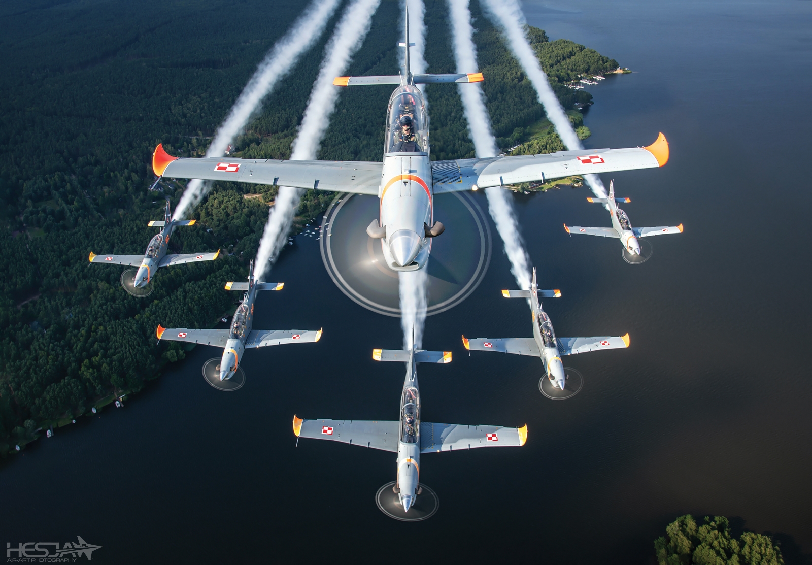 Lipiec/July 01.07.2022. Air-to-Air Meeing 23. Polish Air Force Aerobatic Team ORLIK over Sulejów Lagoon on PZL-130TC-2 Turbo Orlik. Nikon D850. AF-S Nikkor 24-120 mm f/4G ED VR (24mm 1/125 f/8 ISO 64).