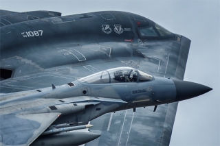 16 lipca 2017, Fairford, Air Tattoo, Northrop B-2 Spirit i McDonnell Douglas F-15 Eagle